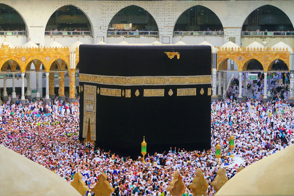 Large congregation of pilgrims performing Hajj rituals in Makkah